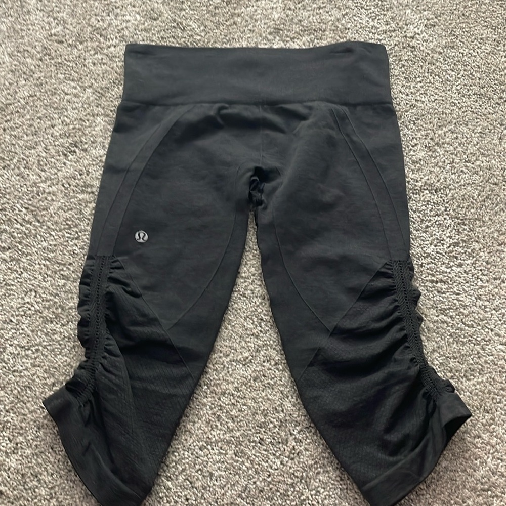 Women "Lululemon" blk capri crunch style leggings